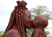 Babys: Ponijao mit seiner Mutter Tarererua (Opuwo, Namibia)