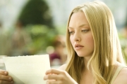 Briefe an Julia: Vertieft in die Briefe an Julia: Sophie (Amanda Seyfried). Foto und Text: Concorde Film