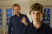 In einer besseren Welt: Claus (Ulrich Thomsen) und Christian (William Jhnk Juel Nielsen) entfremden sich durch den Tod der Ehefrau und Mutter; Foto und Text: Universum Film