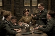 Inglourious Basterds: Bridget von Hammersmark (Diane Kruger) feiert mit deutschen Soldaten