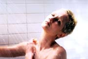 Psycho (1998): Marion Crane (Anne Heche) duscht