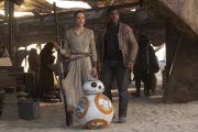 Star Wars: Das Erwachen der Macht: Daisy Ridley als Rey und John Boyega als Finn mit BB-8