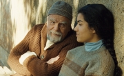 Von Menschen und Gttern: Bruder Luc (Michael Lonsdale), der die Kranken aus den umliegenden Drfern versorgt, unterhlt sich mit der jungen Dorfbewohnerin Rabbia (Sabrina Ouazani) ber die Liebe. Foto und Text: NFP marketing & distribution