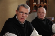 Von Menschen und Gttern: Bruder Christian (Lambert Wilson) fhrt als Vorsteher des Klosters die Diskussionen der Mnche. Neben ihm Bruder Paul (Jean-Marie Frin). Foto und Text: NFP marketing & distribution